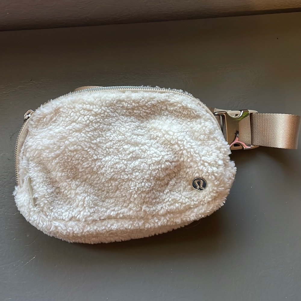Lululemon 1L belt bag, ivory sherpa🩶